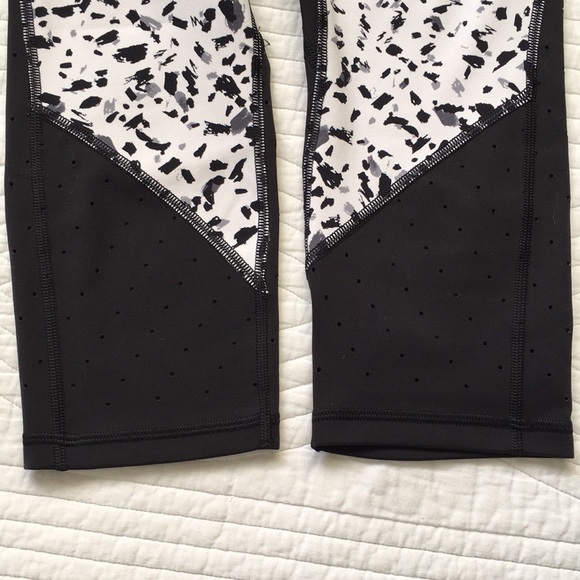 Athleta Trucool Sculptek Stealth Crop Leggings Animal Print M - Picture 10 of 15